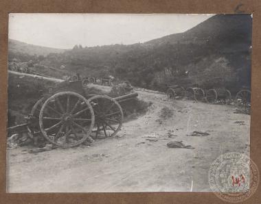 Εγκαταλελειμμένα τουρκικά πυροβόλα, λάφυρα του ελληνικού στρατού μετά τη νικηφόρα μάχη στο Σαραντάπορο.