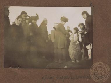 Η Βασίλισσα Όλγα διανέμει τρόφιμα - ζάχαρη σύμφωνα με τη χειρόγραφη σημείωση - σε τουρκόπαιδα σε κάποια προσφυγική κατασκήνωση.