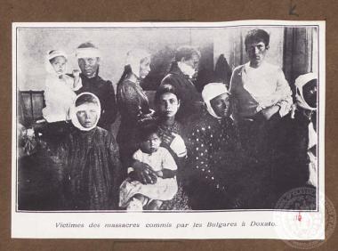 Άνδρες, γυναίκες και παιδιά με επιδέσμους στο σώμα, θύματα των βουλγαρικών αγριοτήτων στο Δοξάτο της Δράμας.