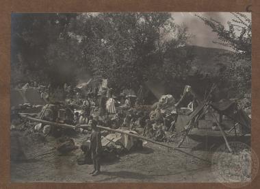 Κατσκήνωση προσφύγων από την Ξάνθη στο σιδηροδρομικό σταθμό του Οκτσιλάρ Τοξότες).