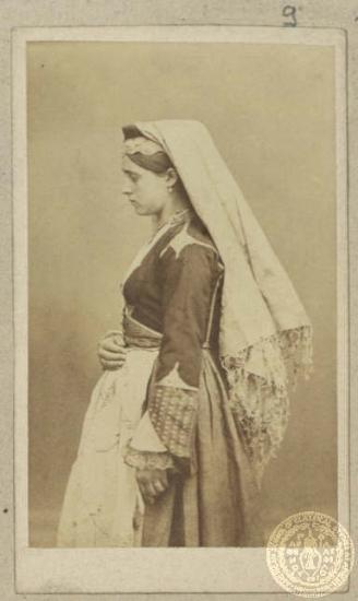 Νεαρή γυναίκα με χαρακτηριστική νησιώτικη ενδυμασία.