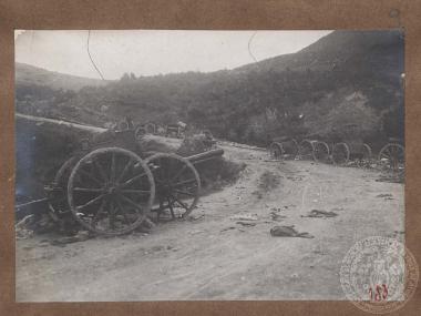 Εγκαταλελειμμένα τουρκικά πυροβόλα, λάφυρα του ελληνικού στρατού μετά τη νικηφόρα μάχη στο Σαραντάπορο.