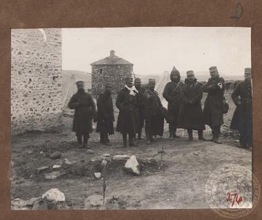 Έλληνες στρατιώτες μεταξύ των οποίων και ένας ιατρός, νοσοκόμος ή τραυματιοφορέας με περιβραχιόνιο του ερυθρού σταυρού.