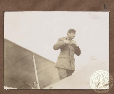 Πιλότος του Ελληνικού Λόχου Αεροπορίας πάνω σε γαλλικό διπλάνο τύπου Henry Farman ή Maurice Farman.