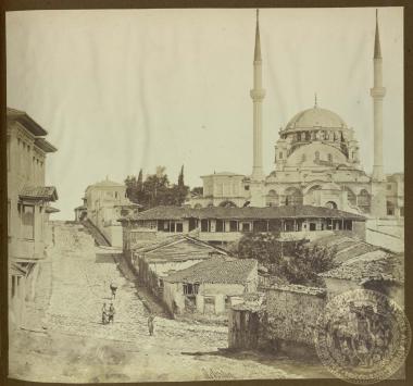 Άποψη του τζαμιού του σουλτάνου Σελίμ στο Σκούταρι, απέναντι από την Κωνσταντινούπολη, εν μέσω σπιτιών.