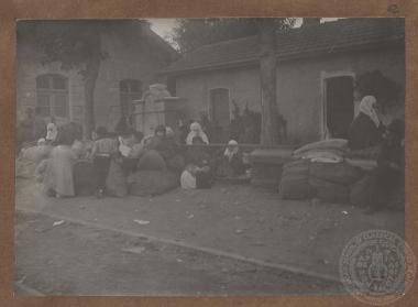 Πρόσφυγες από την Ξάνθη στο σιδηροδρομικό σταθμό εγκατελείπουν την πόλη με τα υπάρχοντά τους.