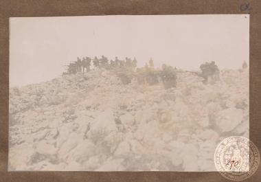 Τάγμα ευζώνων με τα όπλα προτεταμένα, έτοιμο για μάχη.