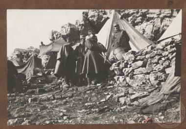 Έλληνες αξιωματικοί συζητούν σε πρόχειρη ορεινή κατασκήνωση.