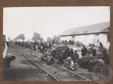 Πρόσφυγες από την Ξάνθη στο σιδηροδρομικό σταθμό εγκατελείπουν την πόλη.