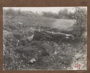 Νεκροί στρατιώτες από τη μάχη στο Σαραντάπορο.