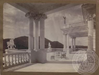 Απόκομμα με φωτογραφία άποψης του εξώστη των Κενταύρων του 