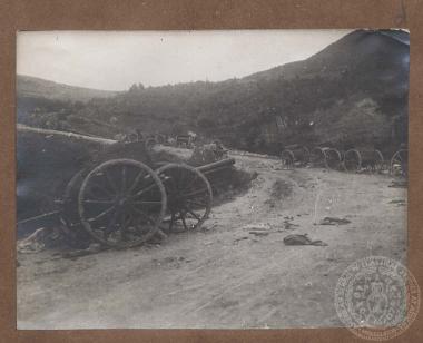 Εγκαταλελειμμένα τουρκικά πυροβόλα, λάφυρα του ελληνικού στρατού μετά τη νικηφόρα μάχη στο Σαραντάπορο.