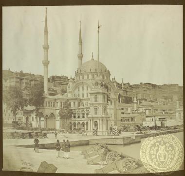 Άποψη του τζαμιού του σουλτάνου Μαχμούτ Β' και του πυροβολοστασίου στην πλατεία Τοπ Χανέ της Κωνσταντινούπολης.