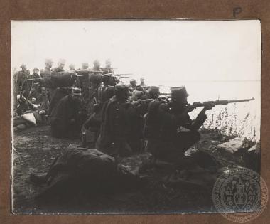 Έλληνες στρατιώτες με τα όπλα προτεταμένα στη λίμνη των Γιαννιτσών κατά τη διάρκεια της ομώνυμης μάχης.