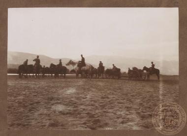 Έφιπποι άνδρες και άμαξες του ελληνικού στρατού στις όχθες του Νέστου ποταμού.