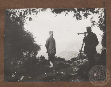 Ο Διάδοχος και Αρχιστράτηγος Κωνσταντίνος μαζί με τον Συνταγματάρχη πυροβολικού Λεωνίδα Παρασκευόπουλο στο παρατηρητήριο στην Κανέτα.