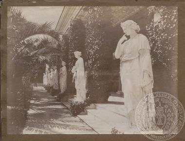 Απόκομμα με φωτογραφία του περιστυλίου του 