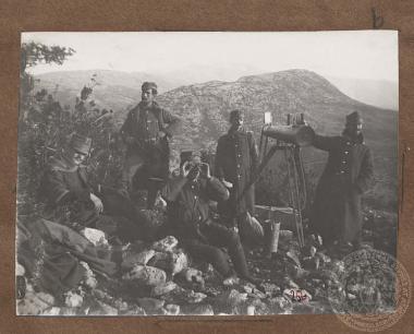 Πέντε Έλληνες στρατιώτες - χειριστές ορεινού πυροβόλου πιθανόν στο μέτωπο της Κανέτας κατά την προσπάθεια απελευθέρωσης της Ηπείρου.