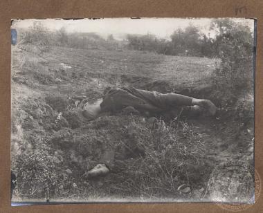 Νεκροί στρατιώτες από τη μάχη στο Σαραντάπορο.