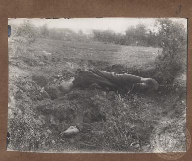 Νεκροί στρατιώτες από τη μάχη στο Σαραντάπορο.