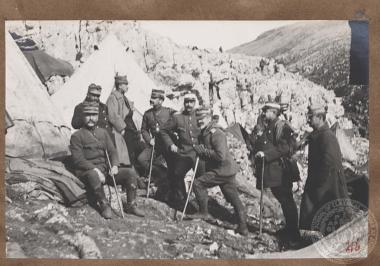 Αξιωματικοί (μεταξύ αυτών και υψηλόβαθμοί) σε ορεινή κατασκήνωση στο μέτωπο, πιθανόν αυτό της Ηπείρου.