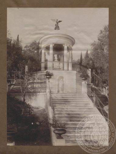 Απόκομμα με φωτογραφία άποψης περιστυλίου στον κήπο του 