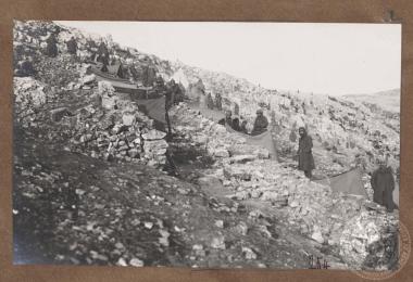 Κατασκήνωση Ελλήνων στρατιωτών σε ορεινή πλαγιά πιθανόν στο μέτωπο της Κανέτας κατά την προσπάθεια απελευθέρωσης της Ηπείρου.