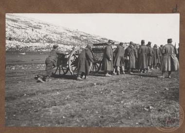 Έλληνες στρατιώτες ρυμουλκούν ορεινό πυροβόλο στην Κανέτα της Ηπείρου προελαύνοντας προς τα Ιωάννινα.