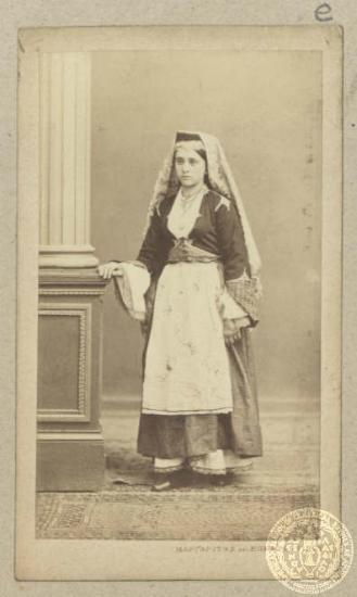 Νεαρή γυναίκα με χαρακτηριστική νησιώτικη ενδυμασία.