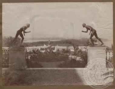 Απόκομμα με φωτογραφία του κήπου του 