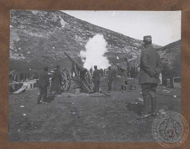 Ο Αρχιστράτηγος και Διάδοχος Κωνσταντίνοςστην Κανέτα επιβλέπει τον βομβαρδισμό των τουρκικών οχυρών του Μπιζανίου από τα ελληνικά τοπομαχικά πυροβόλα.