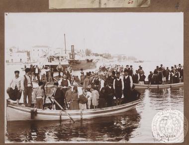 Κάτοικοι της Μυτιλήνης μεταξύ των οποίων και μικρά παιδιά επιβιβασμένοι σε βάρκες στην είσοδο του λιμανιού του νησιού.