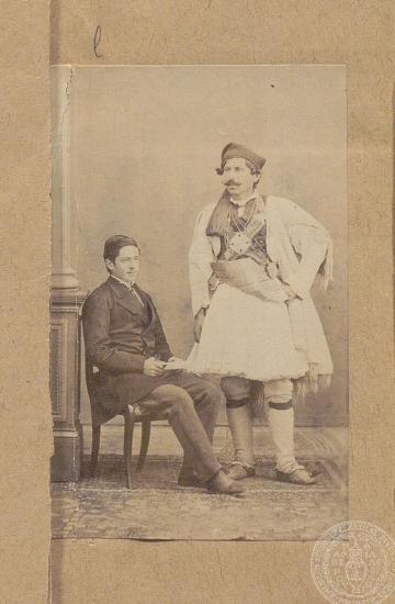 Φωτογραφία πιθανότατα του Frank Noel (καθιστός).