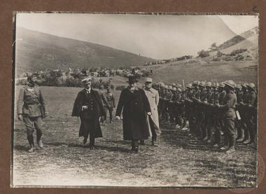 Ο πρωθυπουργός της Ελλάδος Ελευθέριος Βενιζέλος επιθεωρεί τα γαλλικά αποκιακά στρατεύματα στο Μακεδονικό μέτωπο μαζί με τον Ναύαρχο Κουντουριώτη και το Γάλλο Στρατηγό Regnault.