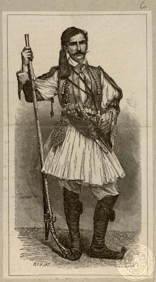 Φουστανελοφόρος με κουμπούρια περασμένα στη ζώνη στηρίζεται με το δεξί χέρι στο τουφέκι του.