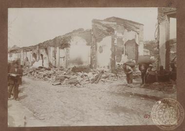 Χαλάσματα και ερείπια στην αγορά των Σερρών.