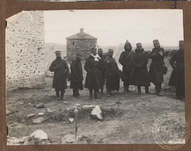 Έλληνες στρατιώτες μεταξύ των οποίων και ένας ιατρός ή τραυματιοφορέας με περιβραχιόνιο του ερυθρού σταυρού.