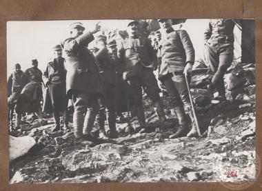 Έλληνες αξιωματικοί ξεκουράζονται και συζητούν σε ορεινή τοποθεσία, πιθανότατα στο μέτωπο της Ηπείρου.