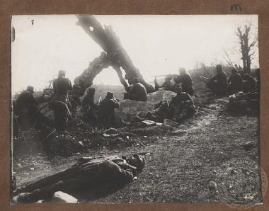 Έλληνες στρατιώτες με τα όπλα προτεταμένα, έτοιμοι για μάχη.