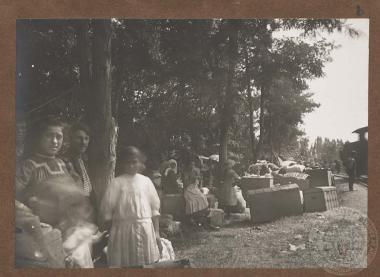 Πρόσφυγες από την Ξάνθη στο σιδηροδρομικό σταθμό του Οκτσιλάρ (Τοξότες).