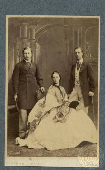 Ο πρίγκηπας Γεώργιος (1845-1913) και μετέπειτα βασιλιάς των Ελλήνων μαζί με φιλικά του πρόσωπα.