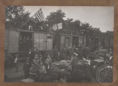 Πρόσφυγες από την Ξάνθη στο σιδηροδρομικό σταθμό εγκατελείπουν την πόλη.