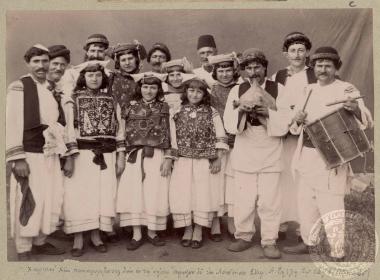 Χωρικοί Χίοι πανηγυρίζοντες την εν τω νήσω άφιξην του εκ Λονδίνου Στεφ. Α. Ράλλη τω 1890.