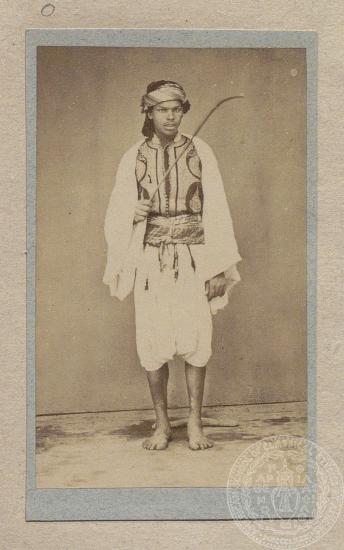 Νεαρός φωτογραφημένος σε όρθια στάση, με απλή ενδυμασία. Φωτογράφιση σε studio.