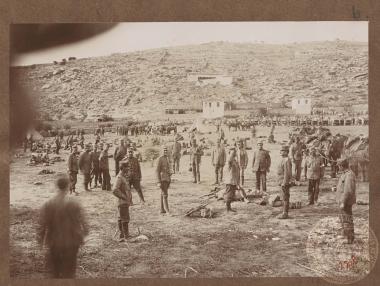 Έλληνες στρατιώτες και αξιωματικοί στρατοπεδεύουν σε κοιλάδα, πιθανόν στο μέτωπο της Ηπείρου.