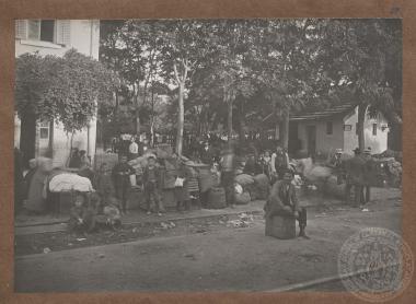 Πρόσφυγες από την Ξάνθη στο σιδηροδρομικό σταθμό του Οκτσιλάρ (Τοξότες).