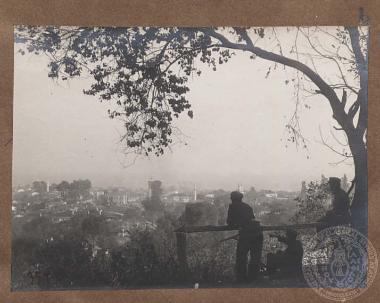 Έλληνες στρατιώτες αγναντεύουν την πόλη της Βέροιας.