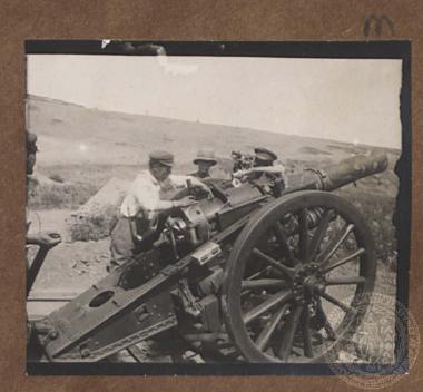 Τοπομαχικό πυροβόλο και οι χειριστές του εν δράσει.