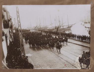 Έφιππο τιμητικό άγημα της πομπής που συνόδευσε τη σορό του δολοφονηθέντος βασιλιά Γεωργίου Α'.