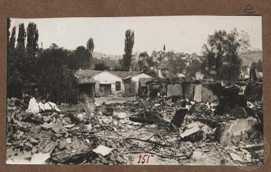 Χαλάσματα και ερείπια σε γειτονιά των Σερρών.